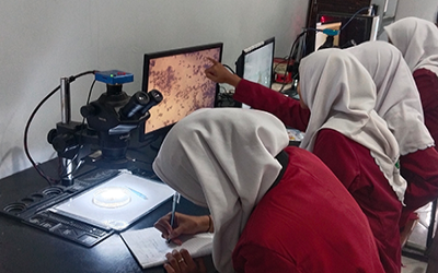 Belajar Langsung di Alam, Siswa MA Raden Paku Wringinanom Kunjungi ECOTON untuk Pahami Isu Lingkungan